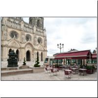 Orleans Cathedrale Brunnen.jpg